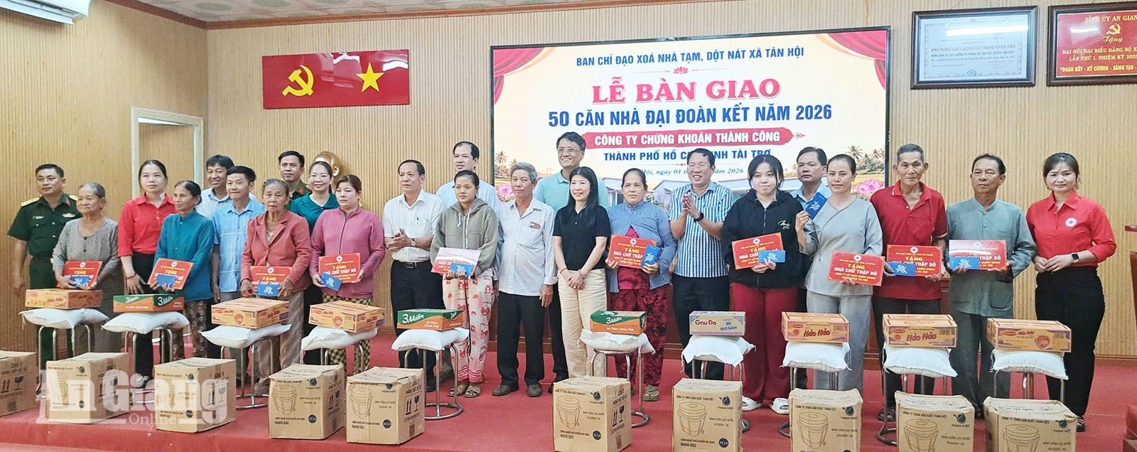 Xã Tân Hội trao 50 căn nhà Đại đoàn kết