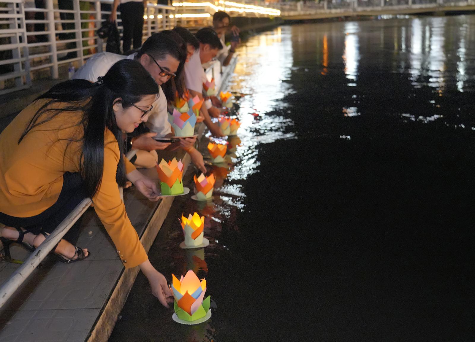 Hàng ngàn hoa đăng lung linh tỏa sáng trên sông Kiên