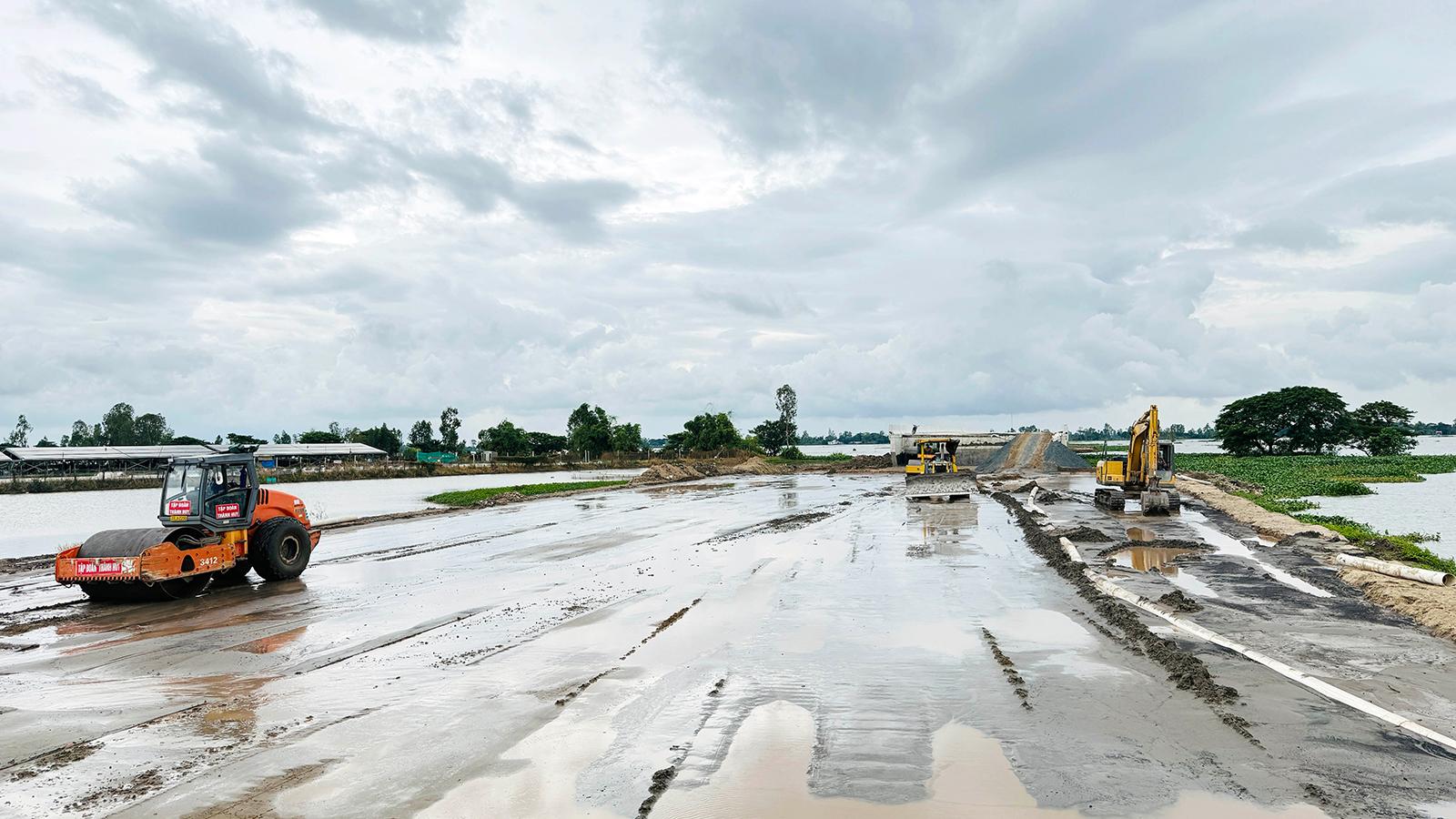 Trên công trường cao tốc Châu Đốc - Cần Thơ - Sóc Trăng