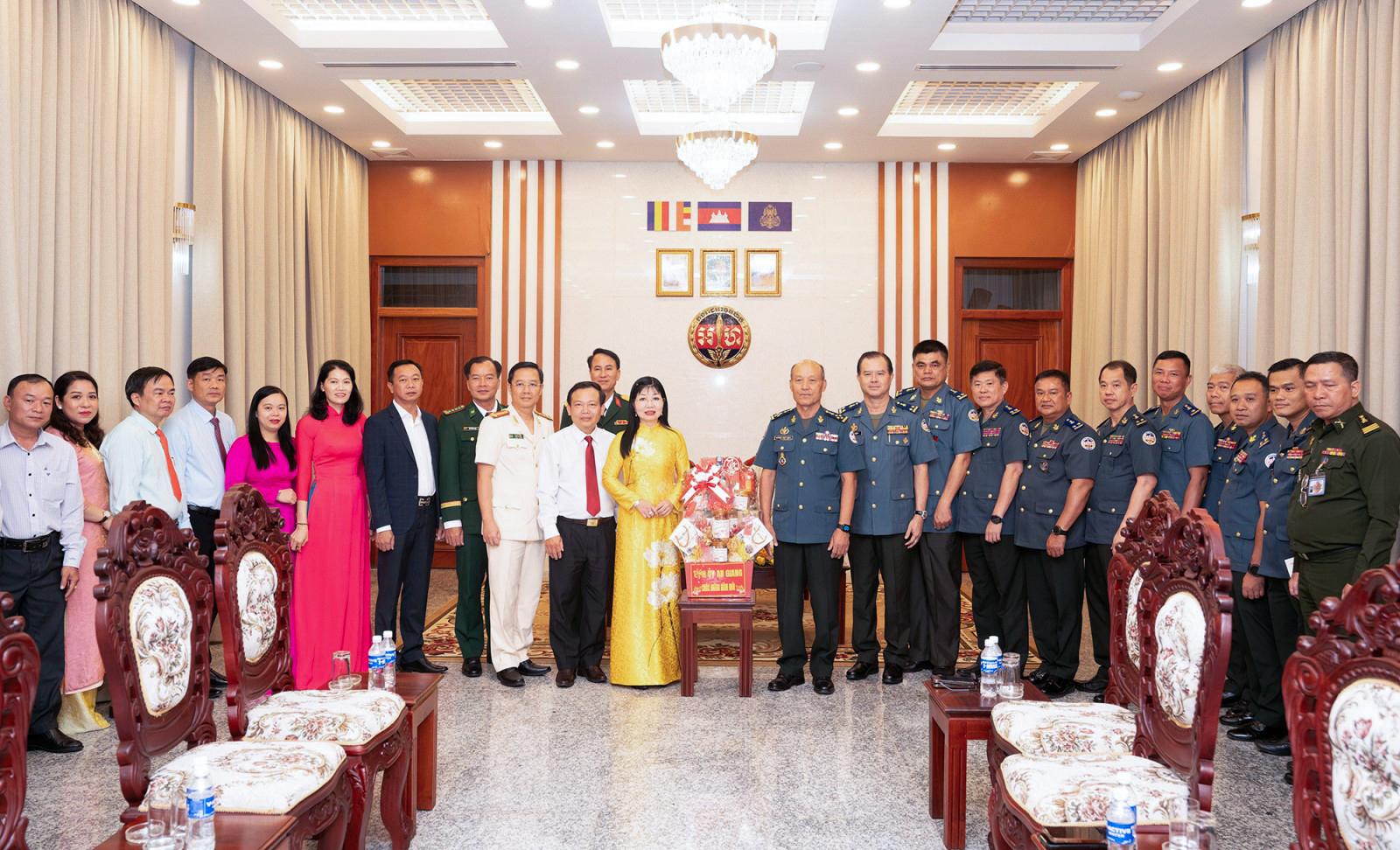 Đồng chí Trần Thị Thanh Hương chúc Tết Chôl Chnăm Thmây tại Bộ Tư lệnh Hiến binh - Quân đội Hoàng gia Campuchia