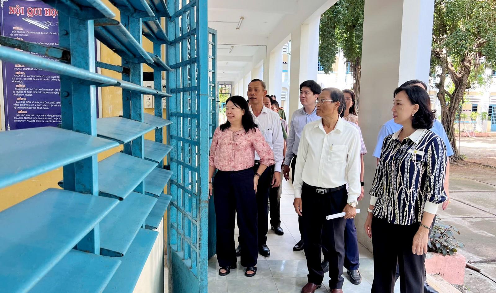 Phó Chủ tịch UBND tỉnh Nguyễn Thị Minh Thúy kiểm tra phòng học Trường THPT Nguyễn Hiền