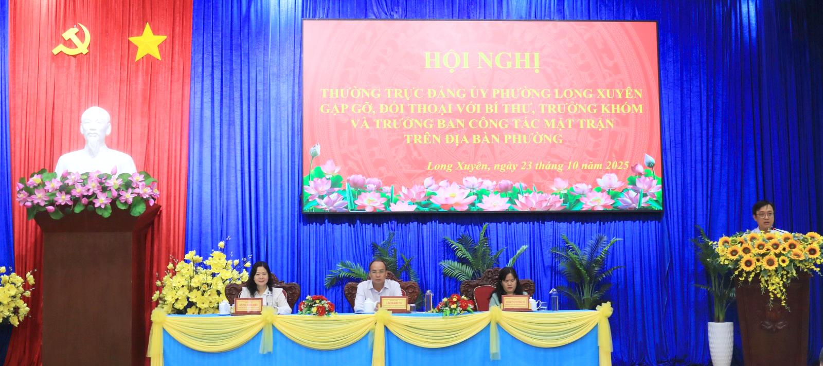 Thường trực Đảng ủy phường Long Xuyên gặp gỡ, đối thoại với bí thư, trưởng khóm và ban công tác mặt trận khóm Thường trực Đảng ủy chủ trì buổi đối thoại