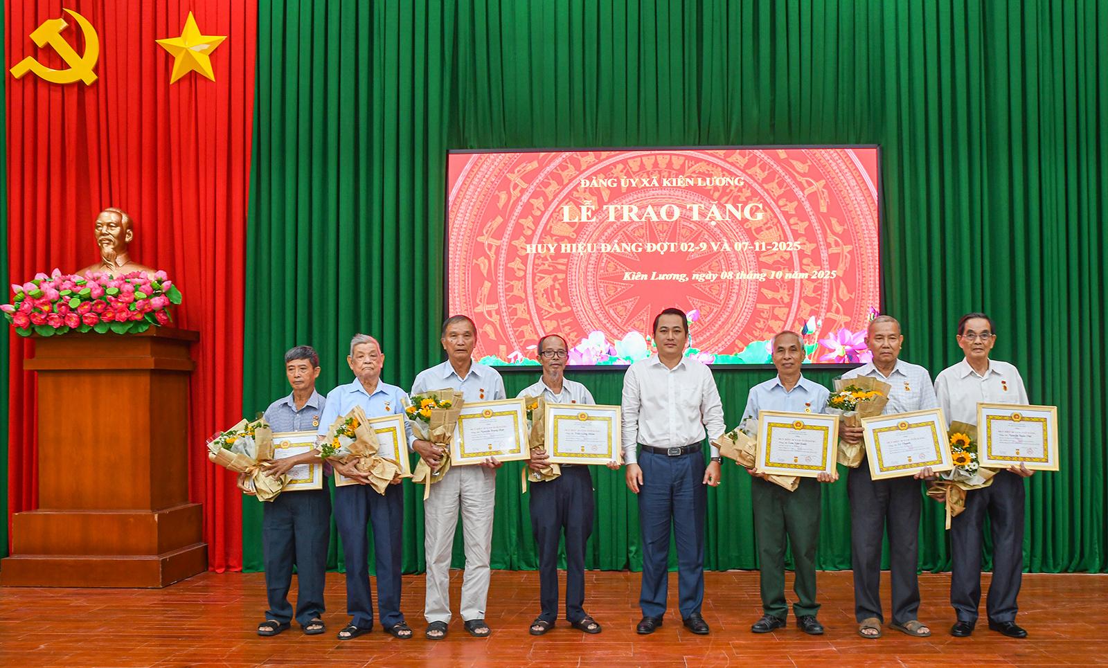 Đảng ủy xã Kiên Lương trao tặng Huy hiệu Đảng đợt 2/9 và 7/11