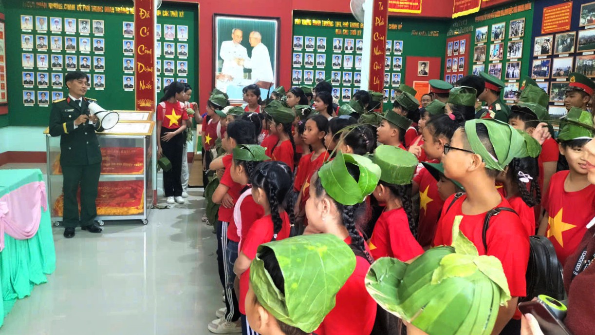 Gần 150 thanh, thiếu nhi phường Tô Châu trải nghiệm “Một ngày làm chiến sĩ”