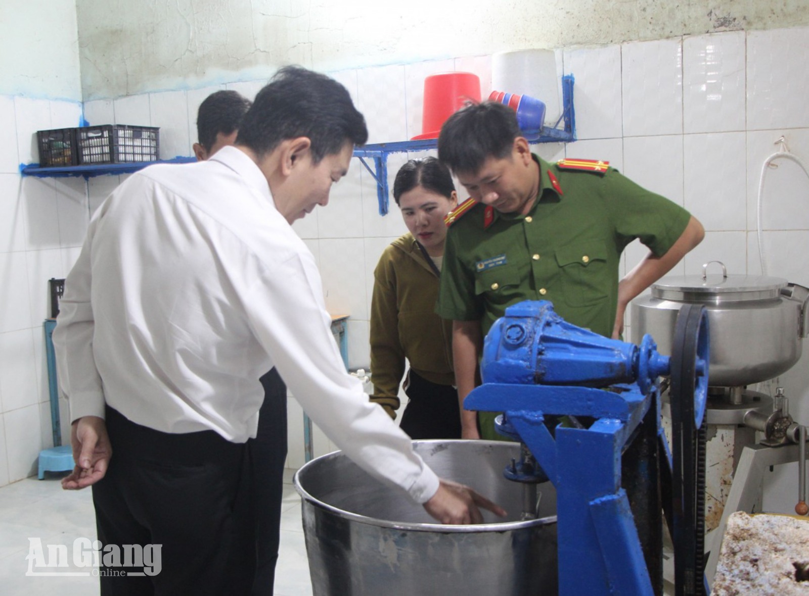 Kiểm tra cơ sở sản xuất chả cá basa ở Mỹ Thới
