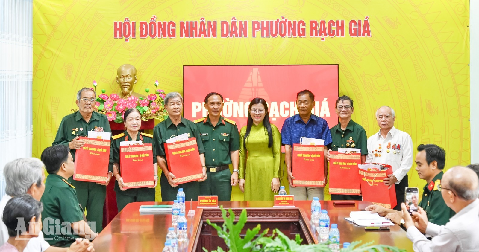 Trao 26 suất quà cho gia đình chính sách, người có công tại phường Rạch Giá