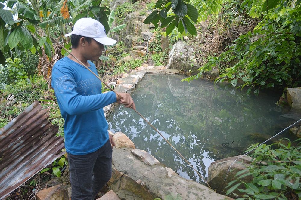 Lên núi Cấm “săn” cua, ốc