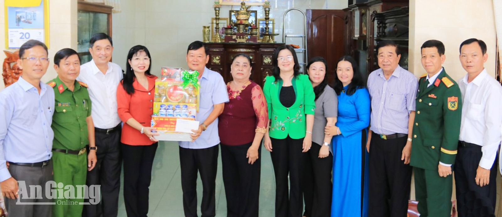 Phó Bí thư Tỉnh ủy, Chủ tịch Ủy ban MTTQ Việt Nam tỉnh An Giang Trần Thị Thanh Hương thăm, tặng quà ông Dương Thái Nguyên
