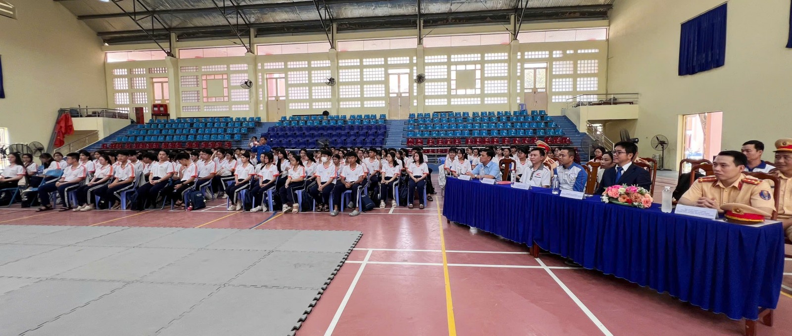 200 học sinh Trường THPT chuyên Thoại Ngọc Hầu được đào tạo kỹ năng lái xe an toàn Đại biểu và học sinh tham dự chương trình