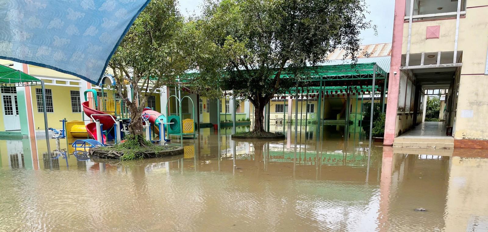 Ngập cục bộ nhiều tuyến đường, trường học và vườn cây ăn trái tại xã Tân Hiệp