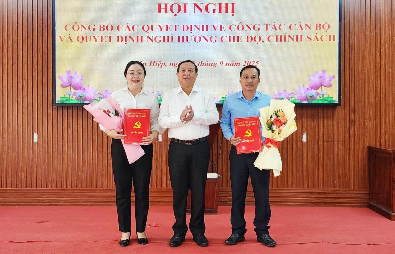 Đảng ủy các xã trao quyết định công tác cán bộ