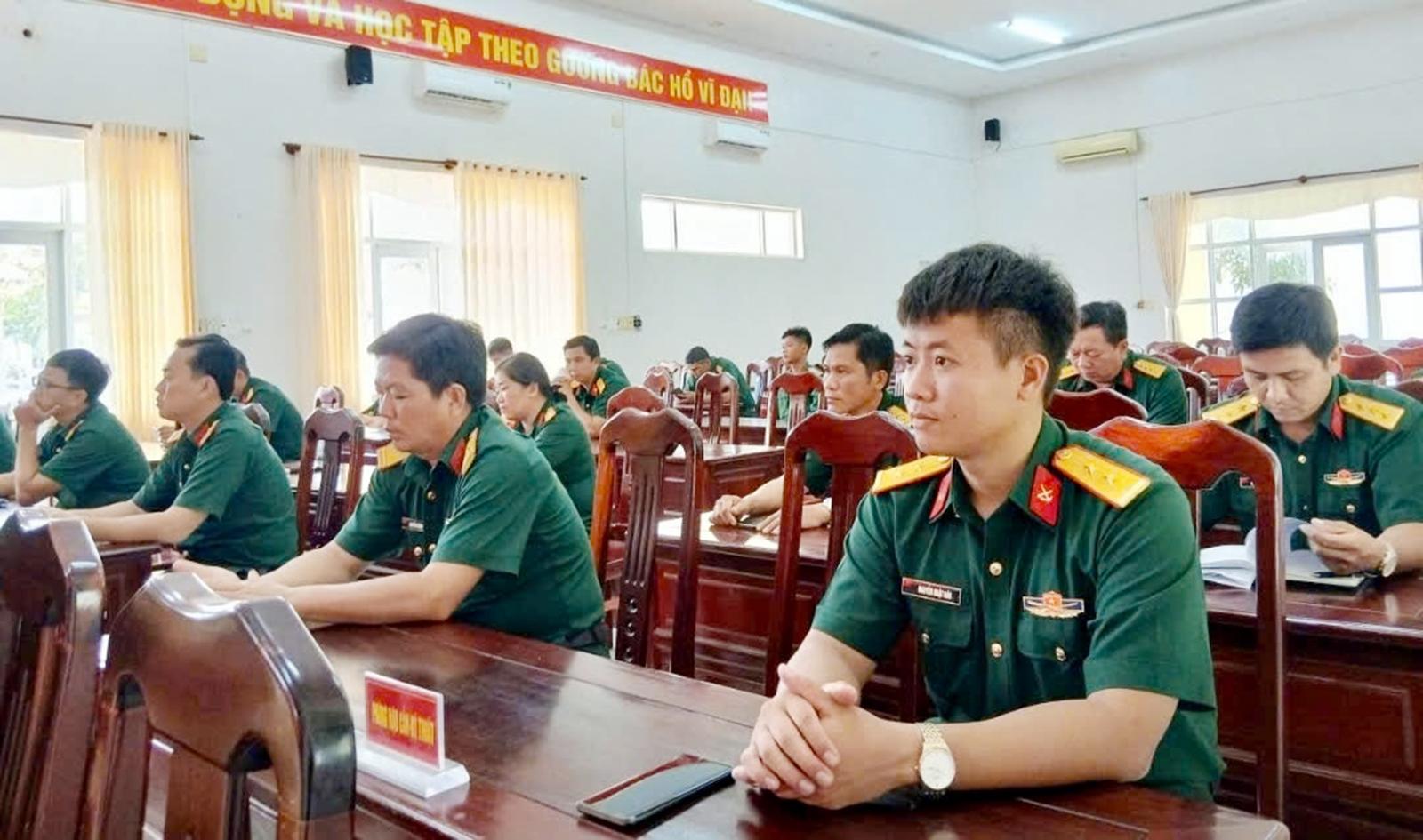 Cán bộ, chiến sĩ Ban Chỉ huy phòng thủ khu vực 6 - Ngọc Chúc quyên góp ủng hộ nhân dân Cuba