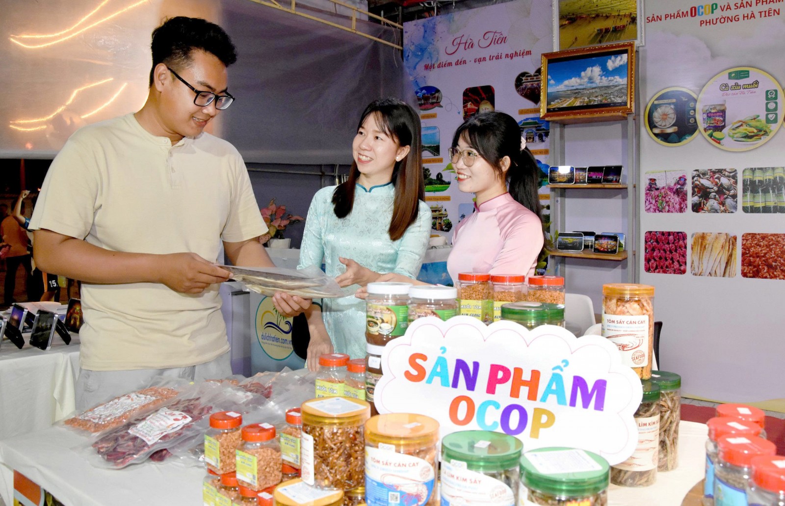 Hơn 100.000 lượt người tham gia Lễ hội truyền thống kỷ niệm ngày mất bà Mạc Mi Cô và ông Mạc Thiên Tích