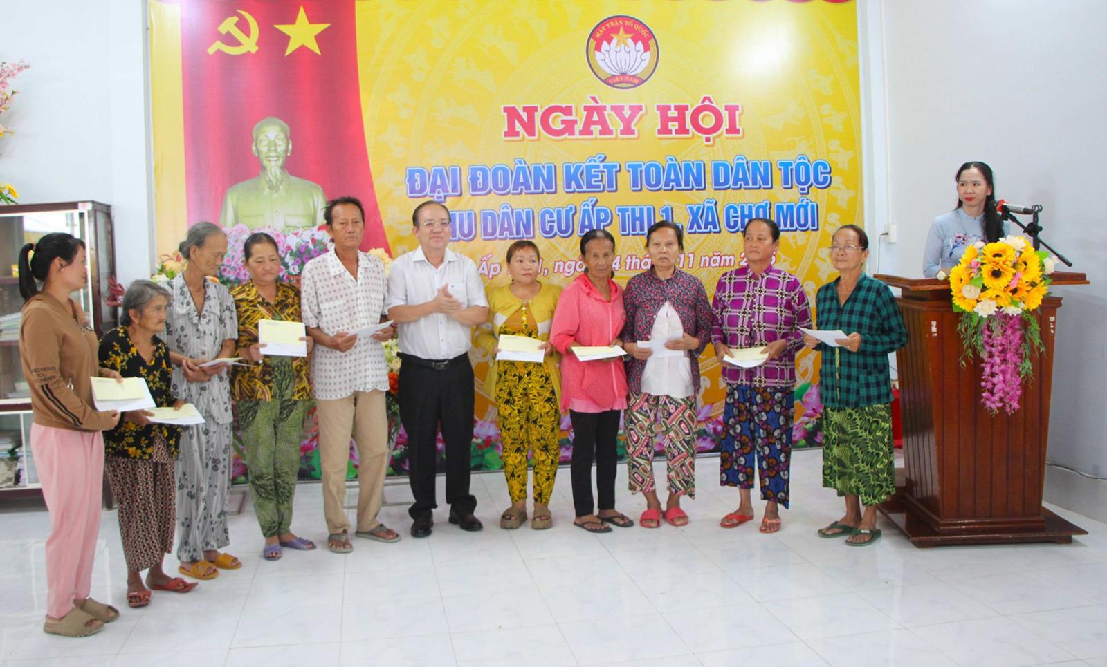 Phó Chủ tịch Thường trực UBND tỉnh An Giang Nguyễn Thanh Phong dự Ngày hội Đại đoàn kết ấp Thị 1, xã Chợ Mới