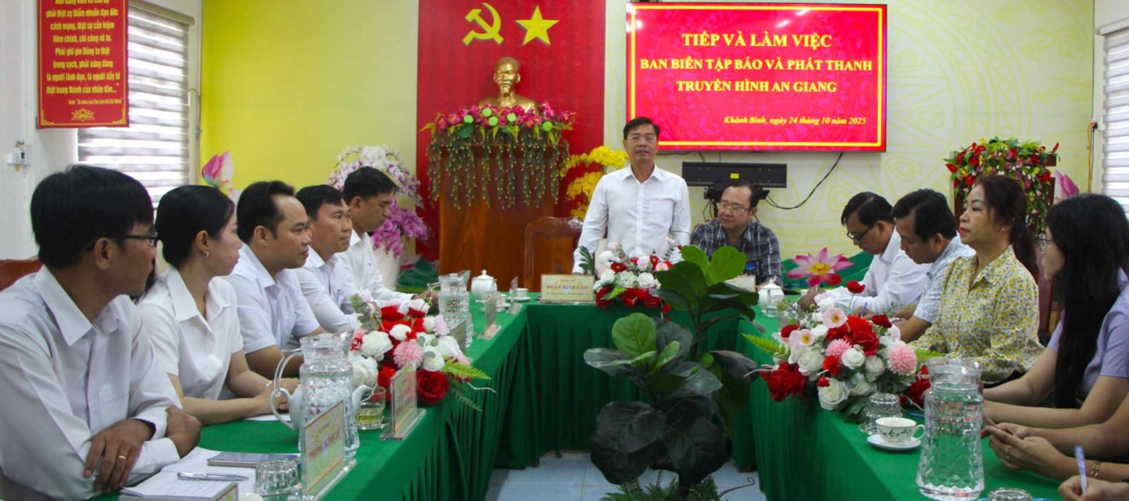 Biên tập viên, phóng viên Báo và Phát thanh - Truyền hình An Giang tác nghiệp thực tế tại hai xã Khánh Bình và Vĩnh Xương