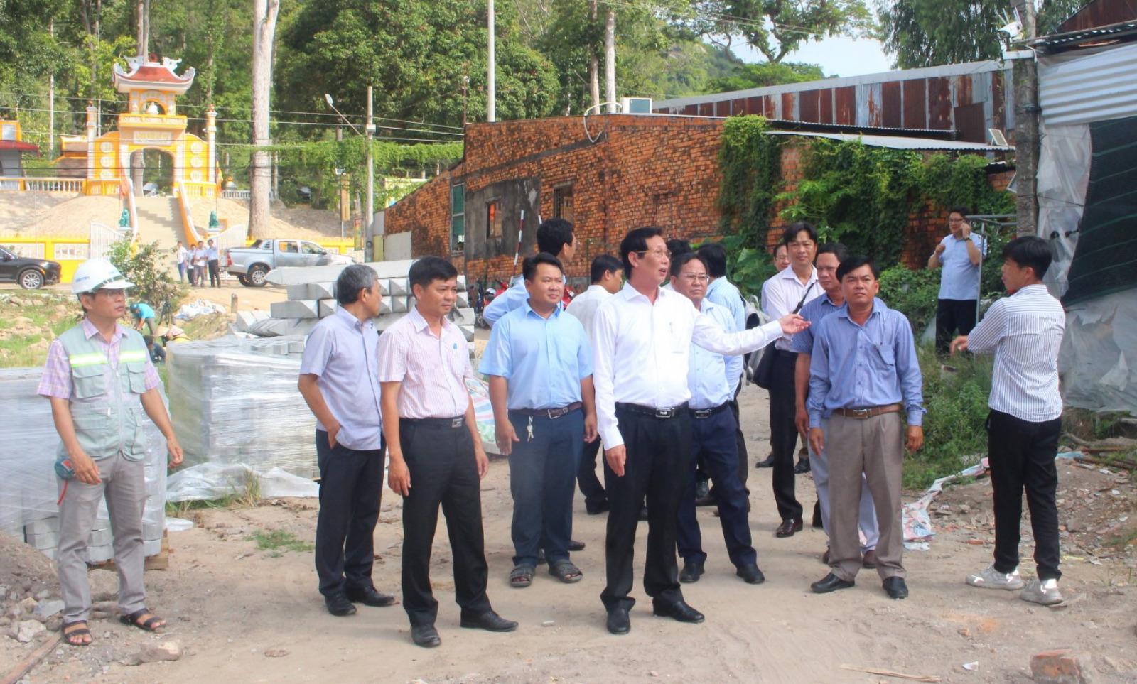 Đoàn công tác kiểm tra thực tế tại di tích Gò Sáu Thuận.