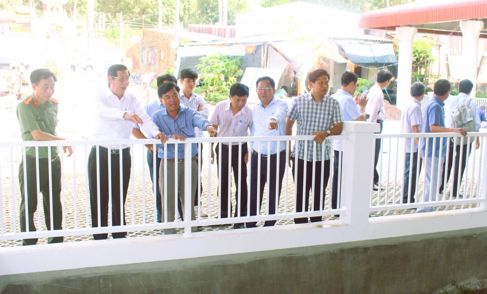 Đoàn công tác kiểm tra tại Di tích Giồng Cát.