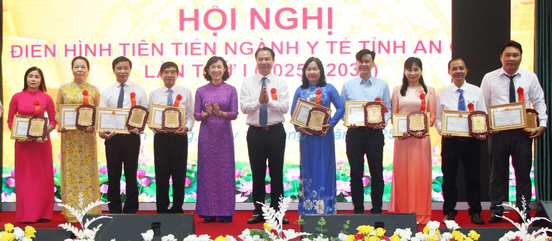 Biểu dương, khen thưởng nhiều điển hình tiên tiến