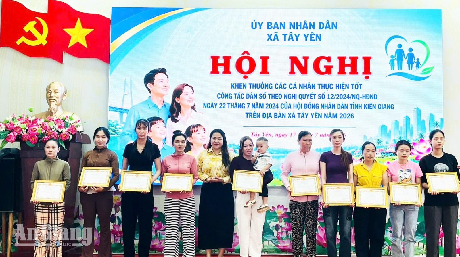 Từ giấy khen đến bài toán dân số