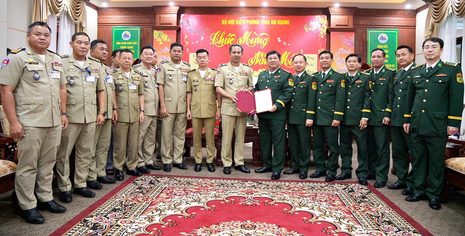 Công an tỉnh Kandal chúc tết Ban Chỉ huy Bộ đội Biên phòng tỉnh An Giang