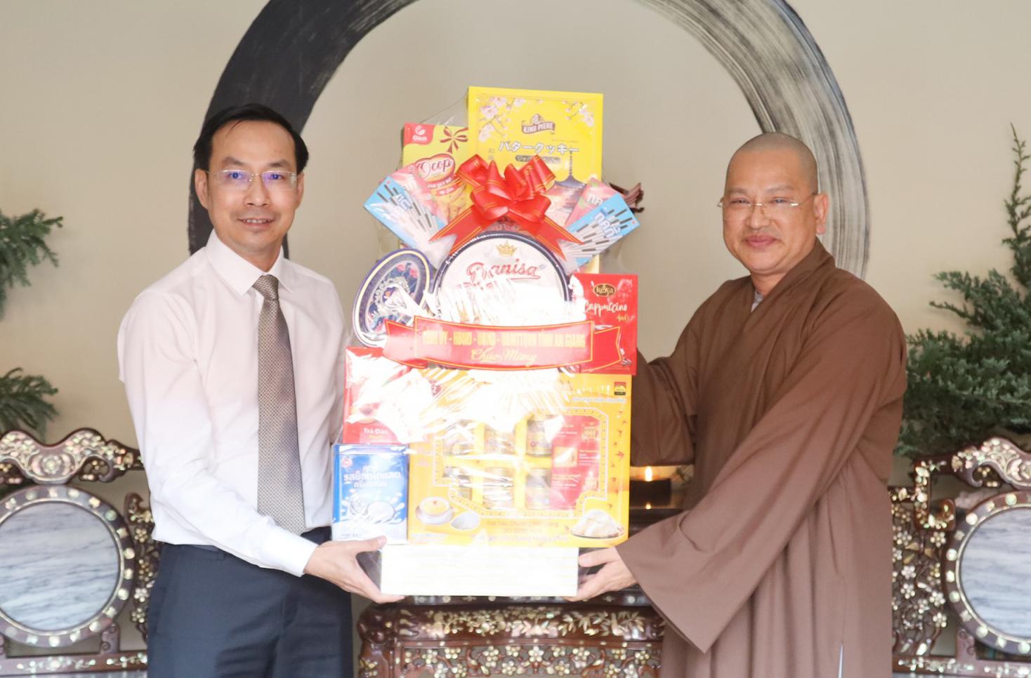 Phó Bí thư Thường trực Tỉnh ủy, Chủ tịch HĐND tỉnh An Giang Nguyễn Thanh Nhàn thăm cơ sở thờ tự tại phường Rạch Giá và Hà Tiên