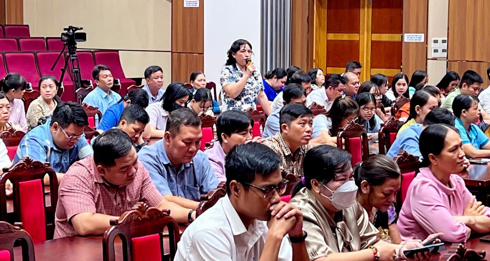 Đại biểu đóng góp ý kiến