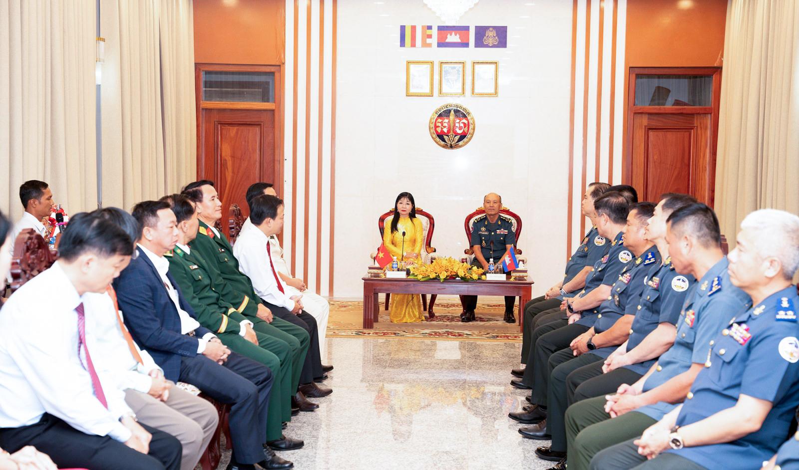 Đồng chí Trần Thị Thanh Hương chúc Tết Chôl Chnăm Thmây tại Bộ Tư lệnh Hiến binh - Quân đội Hoàng gia Campuchia