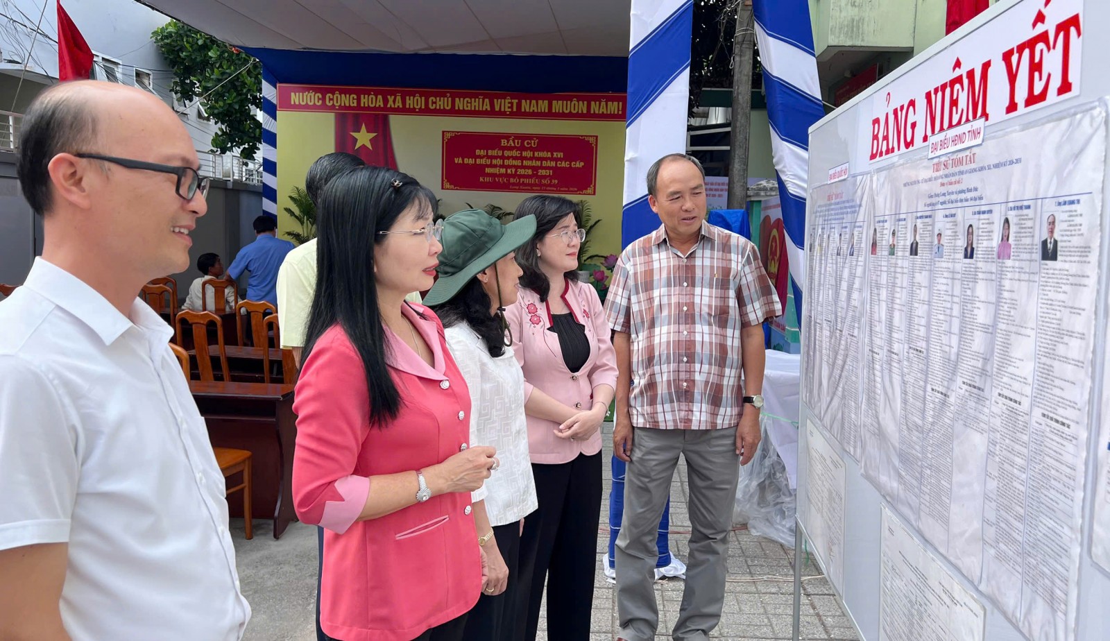 Phó Bí thư Tỉnh ủy, Trưởng đoàn Đại biểu Quốc hội tỉnh, Chủ tịch Ủy ban MTTQ Việt Nam tỉnh, Phó Chủ tịch Ủy ban Bầu cử tỉnh An Giang Trần Thị Thanh Hương kiểm tra bảng niêm yết tại khu vực bỏ phiếu khóm Đông An