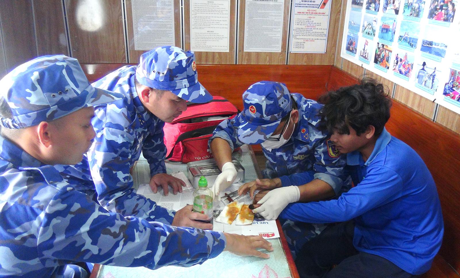 Bộ Tư lệnh Vùng Cảnh sát biển 4 kịp thời hỗ trợ ngư dân gặp nạn trên biển