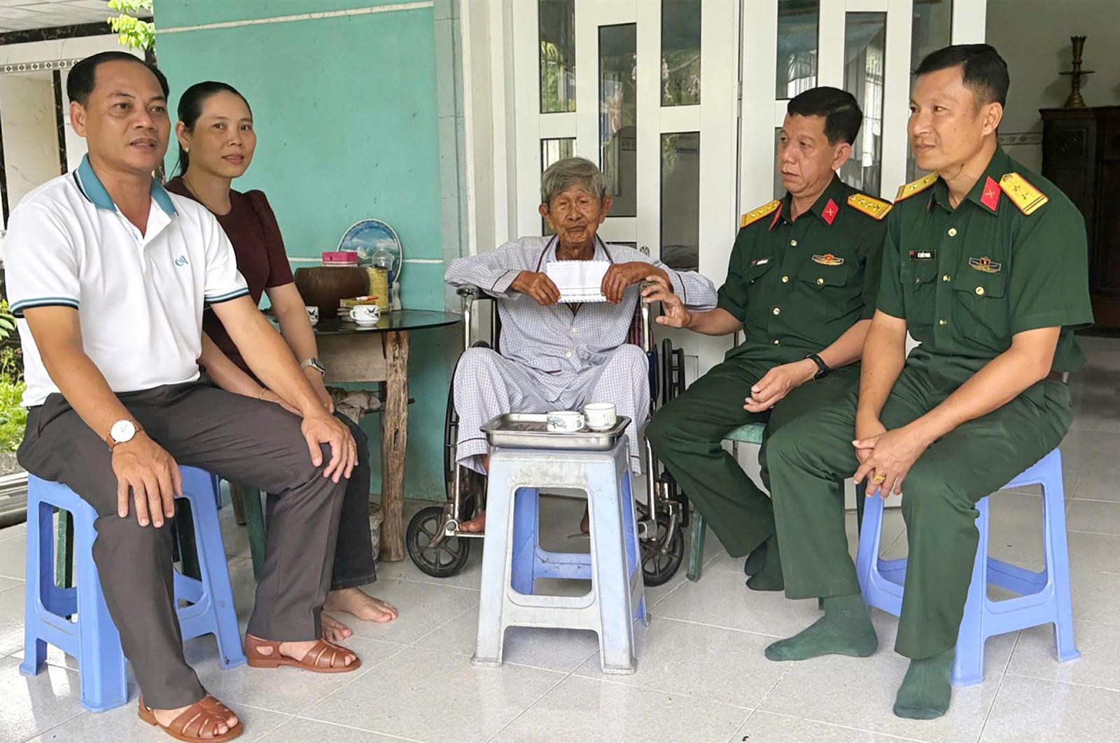 Thăm, tặng quà Anh hùng Lực lượng vũ trang Nhân dân và gia đình chính sách ở xã Ô Lâm