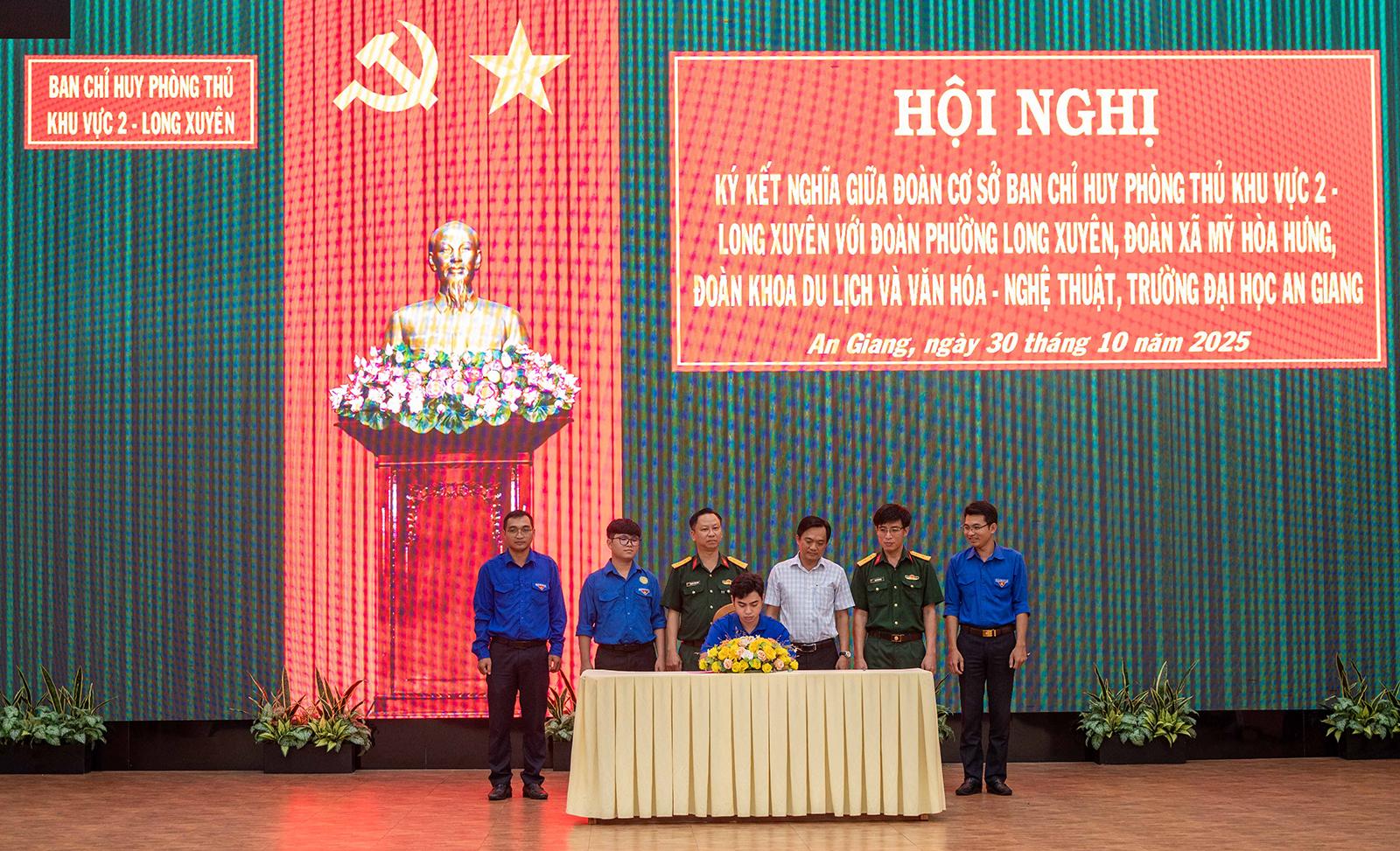 Ký kết nghĩa giữa lực lượng vũ trang và các tổ chức Đoàn