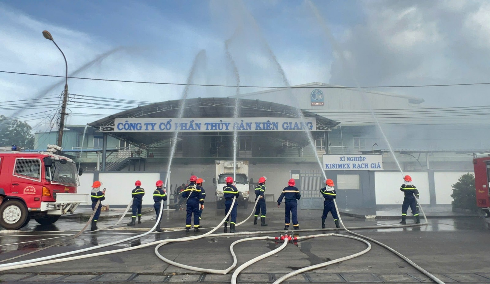 Diễn tập phương án chữa cháy và cứu nạn, cứu hộ tỉnh An Giang năm 2025 Lực lượng chữa cháy chuyên nghiệp xử lý cháy tại xí nghiệp