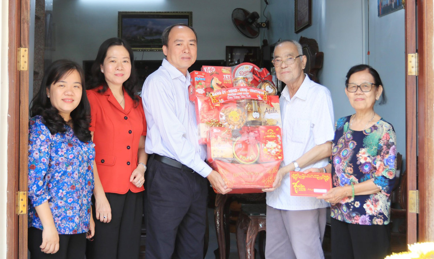 Thường trực Đảng ủy phường Long Xuyên chúc tết các đồng chí nguyên lãnh đạo và lực lượng vũ trang Thăm tặng quà đồng chí Lê Phú Hội, nguyên Bí thư Tỉnh ủy An Giang