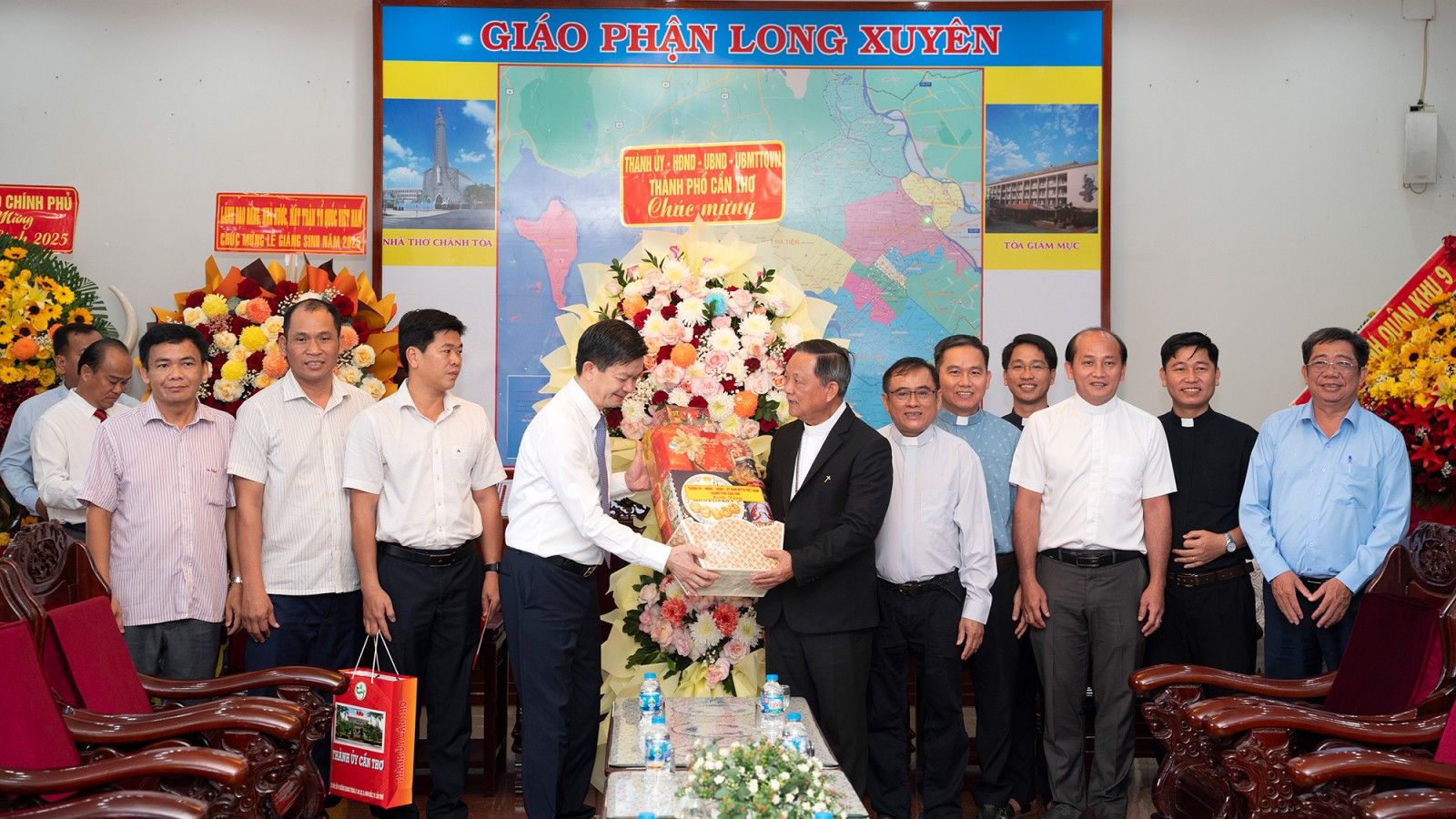 Phó Chủ tịch Quốc hội Trần Quang Phương chúc mừng Giáng sinh tại Tòa Giám mục Giáo phận Long Xuyên