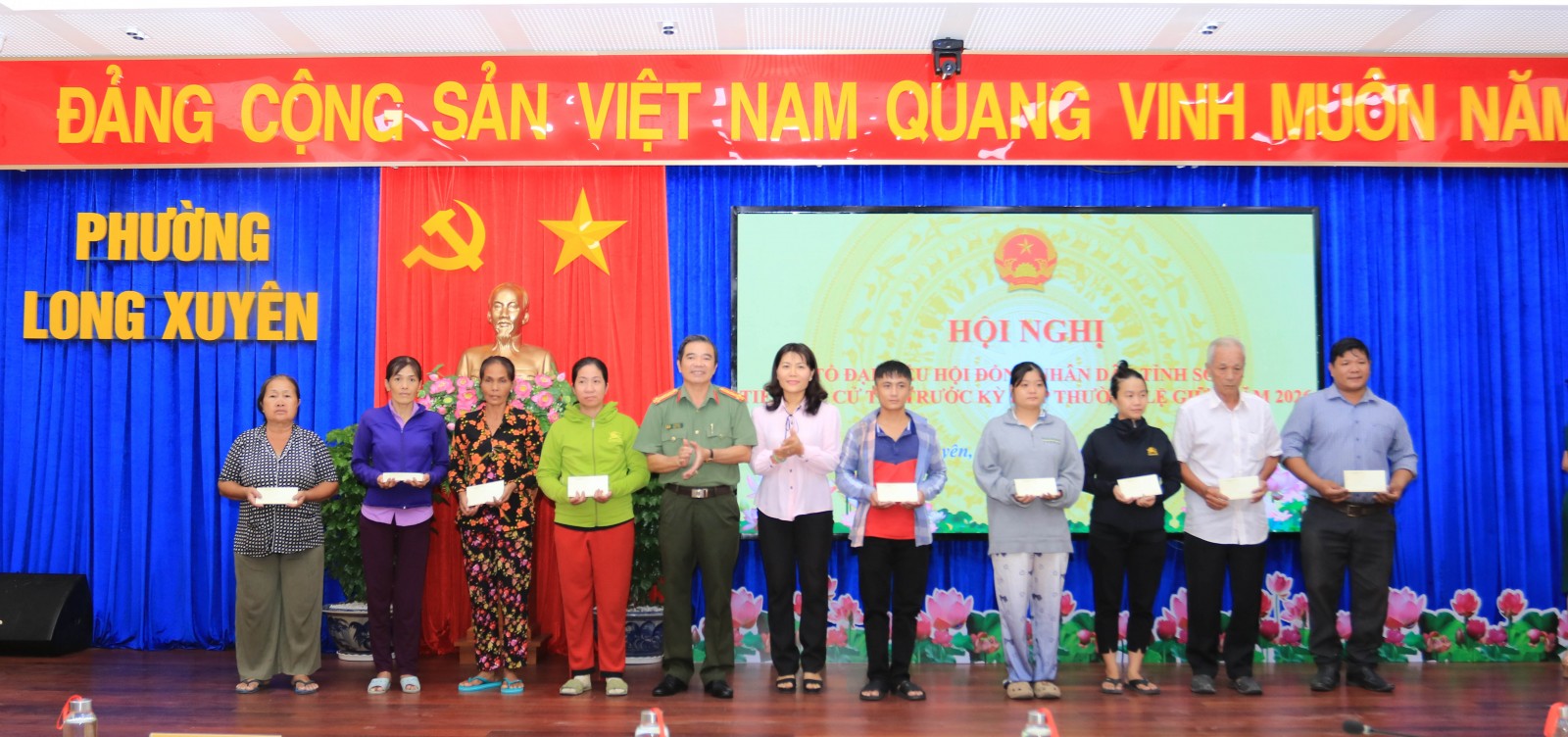 Đại biểu HĐND tỉnh tiếp xúc cử tri hai phường Long Xuyên và Bình Đức Thành viên Tổ đại biểu số 2 HĐND tỉnh An Giang khóa XI, nhiệm kỳ 2026-2031 trao quà cho người dân