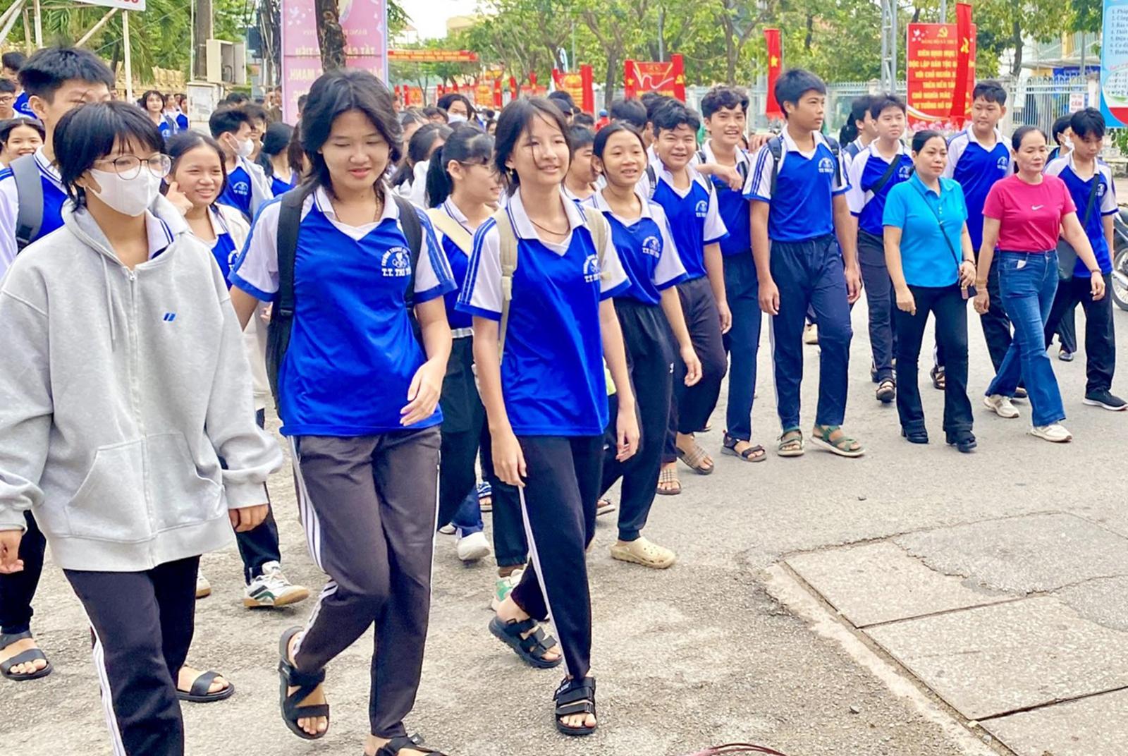 Xã Tri Tôn ra quân hưởng ứng “Tháng hành động vì sự nghiệp giáo dục” năm 2025