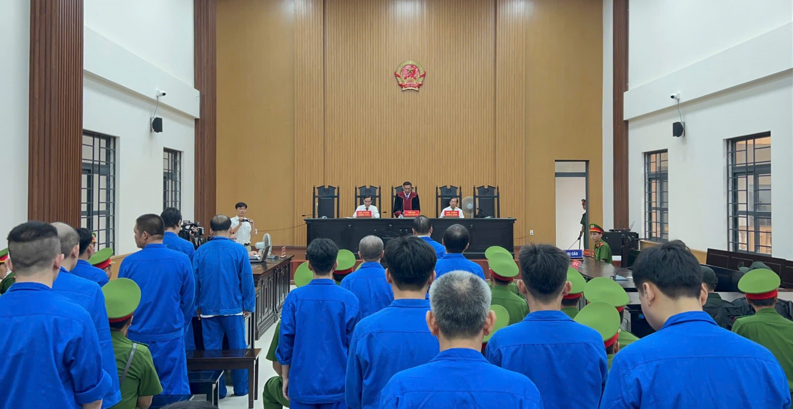 Hiếu “Xì po” cùng đàn em tiếp tục lãnh án Chủ tọa phiên tòa tuyên án