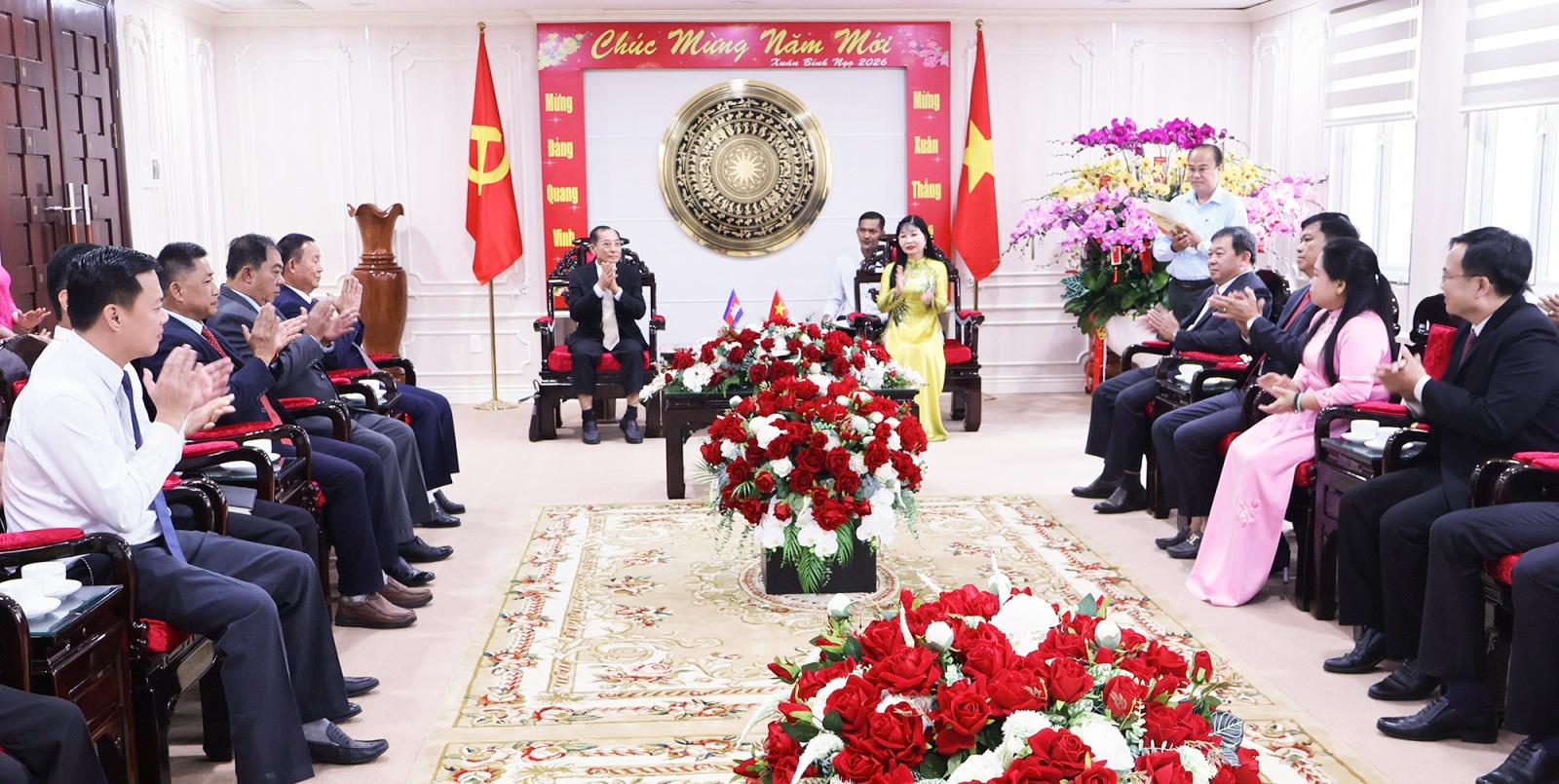 Đoàn đại biểu tỉnh Kampot thăm, chúc tết tỉnh An Giang