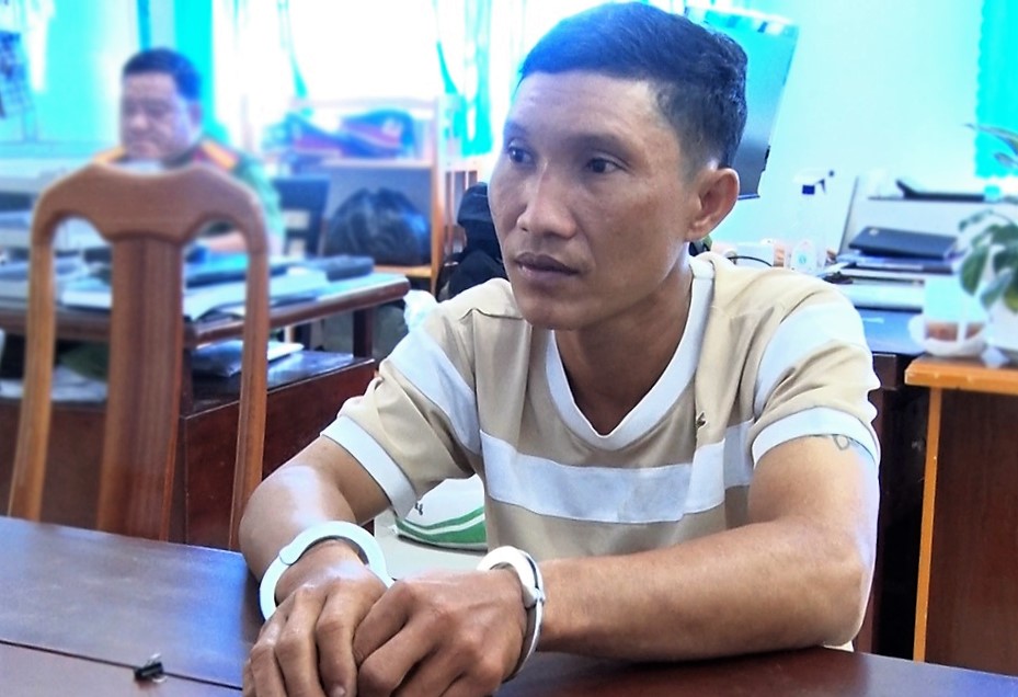 Tạm giam đối tượng cướp dây chuyền vàng của cụ bà bán gà rán