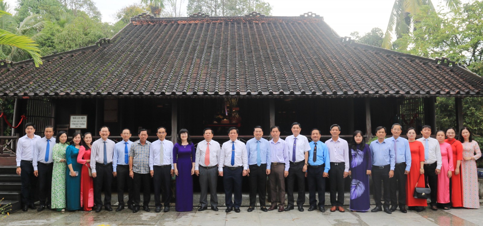 Chủ tịch UBND tỉnh An Giang viếng, dâng hương tại đền thờ Chủ tịch Tôn Đức Thắng Chủ tịch UBND tỉnh An Giang Hồ Văn Mừng cùng đoàn công tác tỉnh, phường Long Xuyên và xã Mỹ Hòa Hưng chụp hình lưu niệm trước nhà sàn