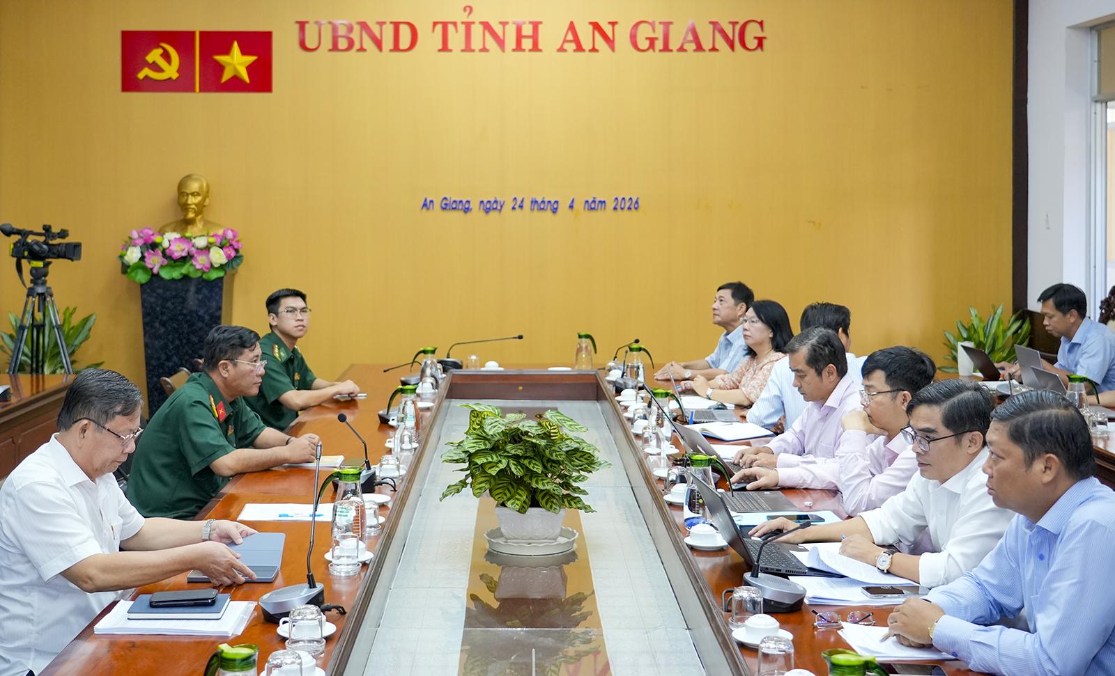 Chủ tịch UBND tỉnh An Giang Hồ Văn Mừng nghe báo cáo tiến độ dự án phục vụ Hội nghị APEC 2027