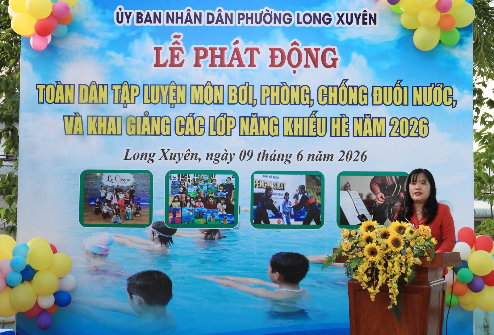 Phó Bí thư Đảng ủy, Chủ tịch UBND phường Long Xuyên Đoàn Thị Hương Hà phát động tập luyện môn bơi, phòng chống đuối nước