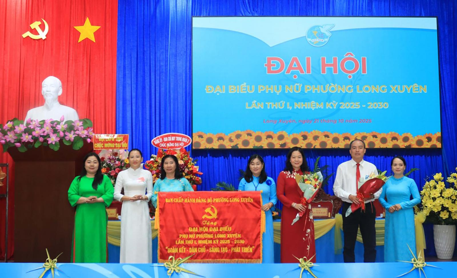 Đồng chí Lâm Quang Thi, Tỉnh ủy viên, Bí thư Đảng ủy phường Long Xuyên và đồng chí Võ Thị Xuân Kiều, Phó Bí thư Thường trực Đảng ủy phường tặng bức trướng chúc mừng đại hội