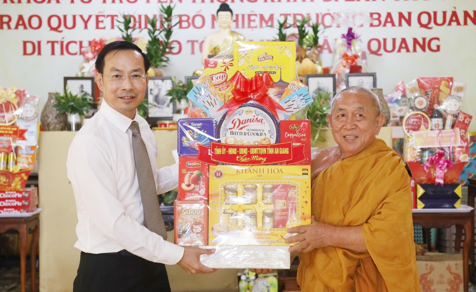 Phó Bí thư Thường trực Tỉnh ủy, Chủ tịch HĐND tỉnh An Giang Nguyễn Thanh Nhàn thăm cơ sở thờ tự tại phường Rạch Giá và Hà Tiên
