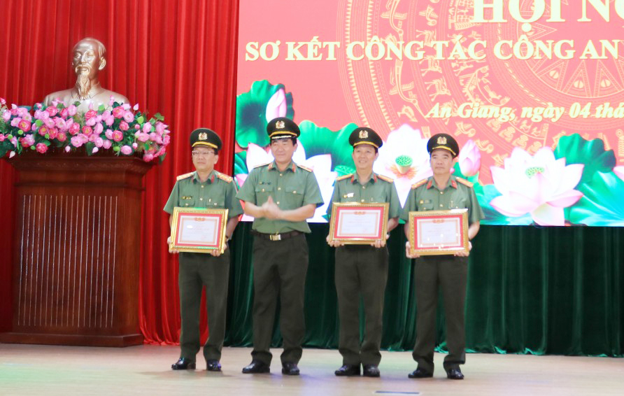 Thiếu tướng Nguyễn Văn Hận, Giám đốc Công an tỉnh trao tặng danh hiệu “Chiến sĩ thi đua cơ sở” cho các cá nhân