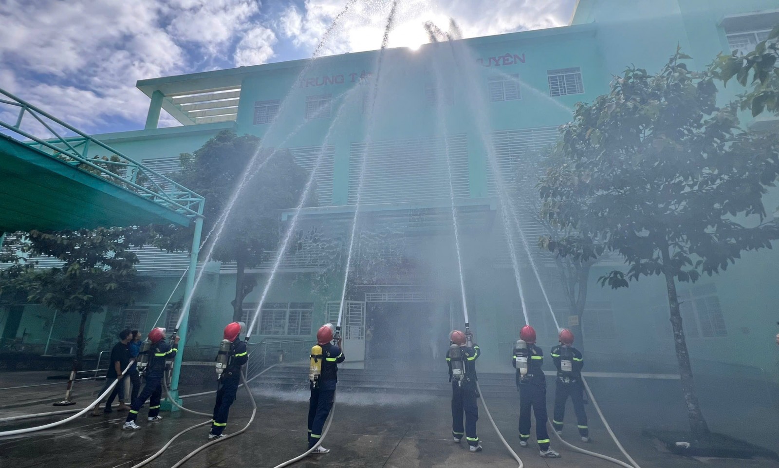 Thực tập phương án chữa cháy và cứu nạn cứu hộ tại Trung tâm Y tế Long Xuyên