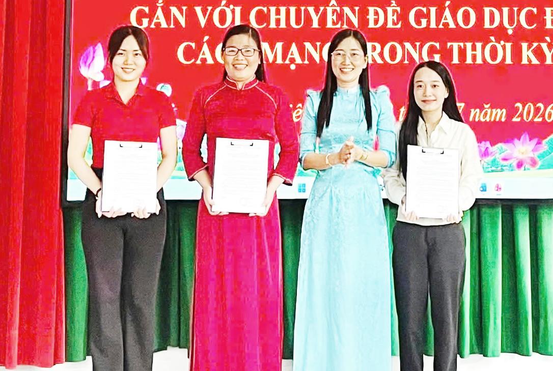 Phường Hà Tiên khai giảng lớp bồi dưỡng lý luận chính trị dành cho đảng viên mới