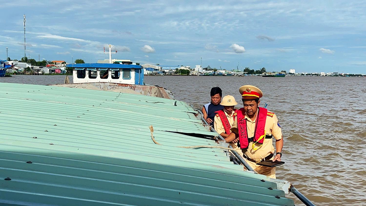 Giữ bình yên trên sông nước