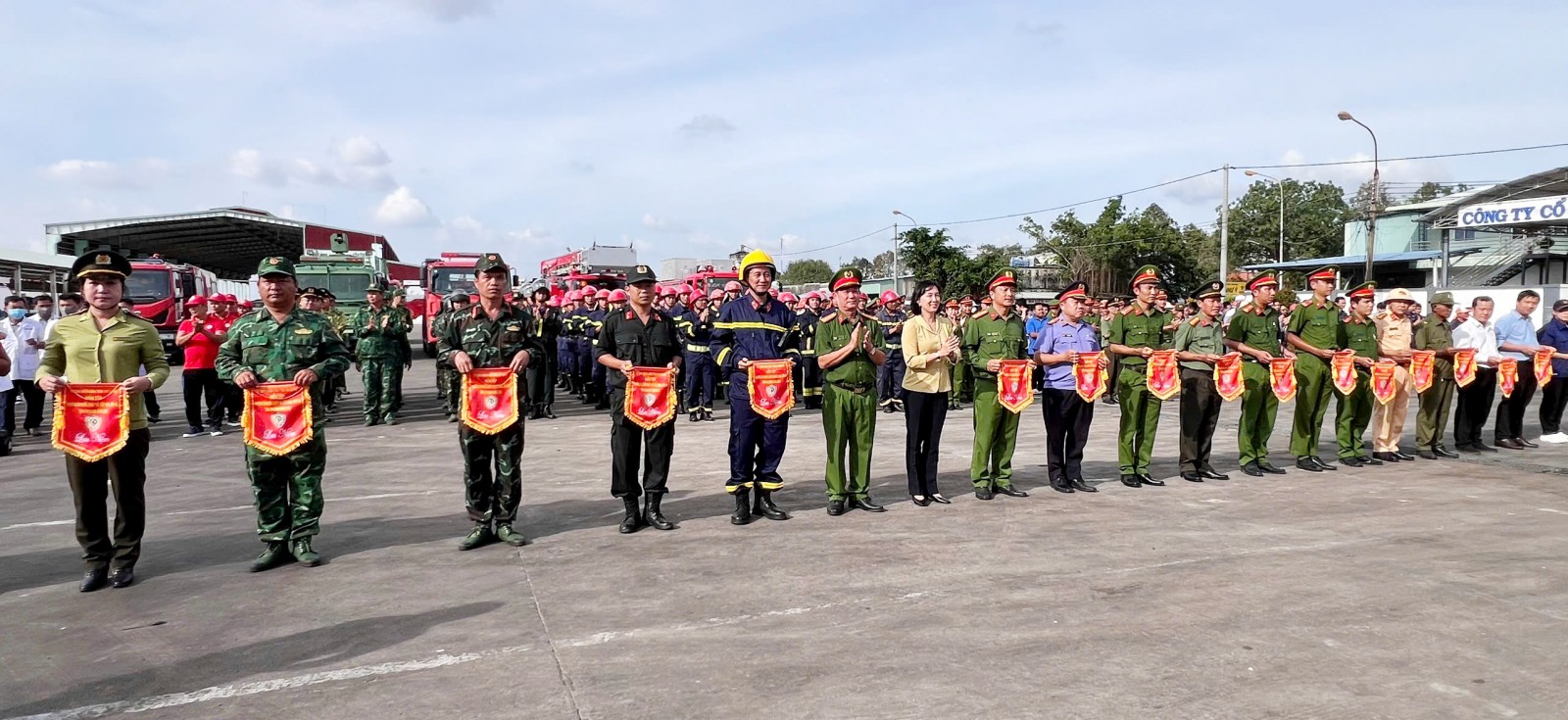 Diễn tập phương án chữa cháy và cứu nạn, cứu hộ tỉnh An Giang năm 2025 Phó Chủ tịch UBND tỉnh Nguyễn Thị Minh Thúy và Đại tá Diệp Văn Thế, Phó Giám đốc Công an tỉnh Diệp tặng cờ lưu niệm cho các đơn vị tham gia diễn tập