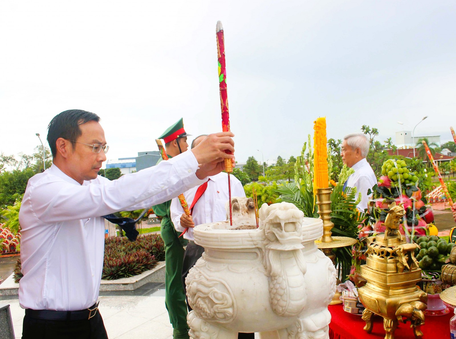 Lãnh đạo tỉnh An Giang viếng Nghĩa trang Liệt sĩ tỉnh